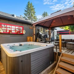 Little Red | Hot Tub | Fire Pit | Waskasoo | Yard