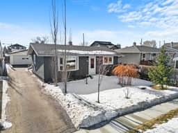 Blackfalds Bungalow | Outdoor Fire Pit | Central - Image 5