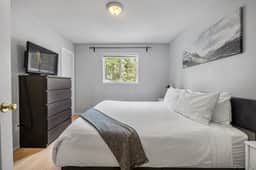 Forest Heights | King Bed | Affordable - Image 4