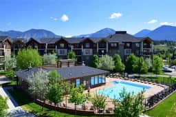 Tranquil Waterside | Pool & Hot Tub | Renovated - Image 5