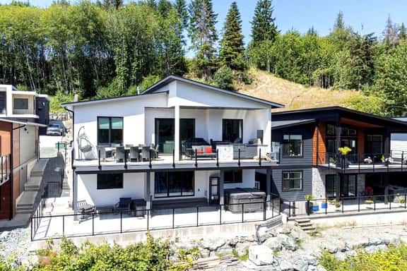 Cowichan Lake Escape | Lakefront | Hot Tub | Pets - Image 1