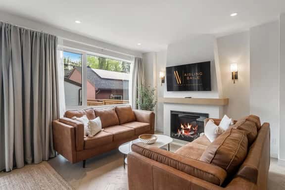 La More | Hot Tub | Kensington | Luxury | Office - Image 1