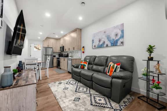 Luna | Bright | Close to Airport & Trails | Pets - Image 1