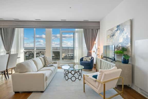 Niagara Falls Penthouse | Great Views | Gym | Luxe - Image 1