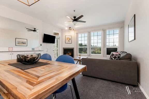 Riverside Twin "A" | Balcony | King Bed | Spacious - Image 1