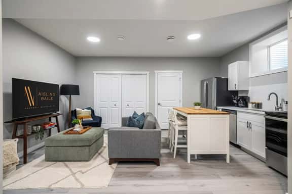 The Emperor | Great Location | Fire Pit | Spacious - Image 1
