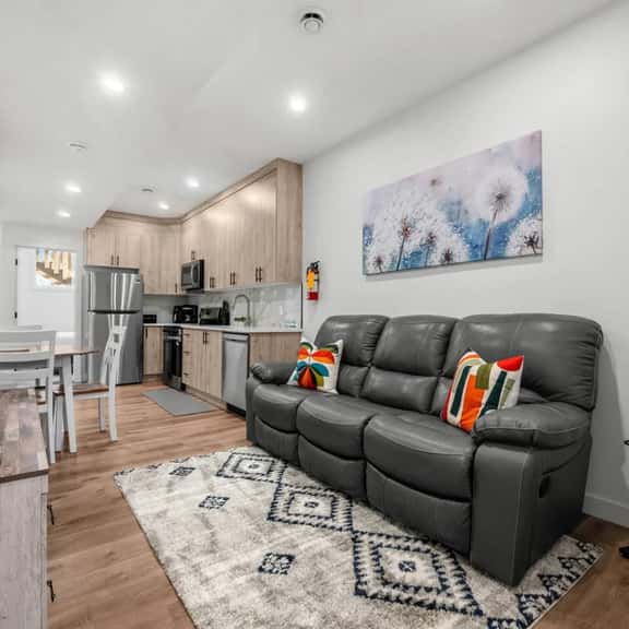 Luna | Bright | Close to Airport & Trails | Pets - Image 1