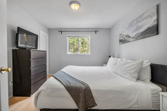 Forest Heights | King Bed | Affordable - Image 4