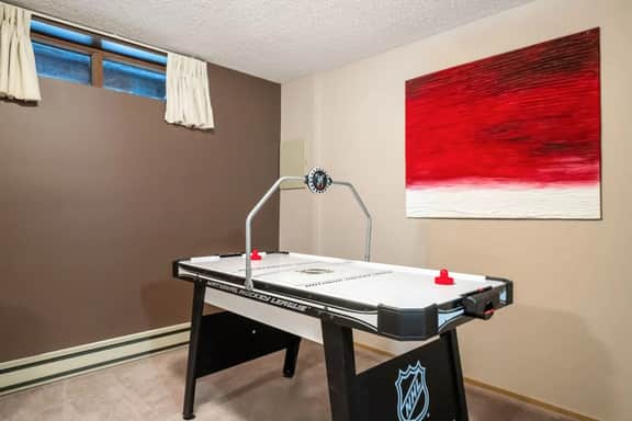 Golden Summit | Air Hockey | Wood Fireplace | Pets - Image 3