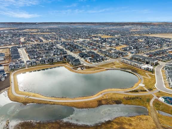Luna | Bright | Close to Airport & Trails | Pets - Image 2