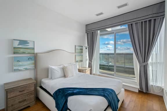 Niagara Falls Penthouse | Great Views | Gym | Luxe - Image 4