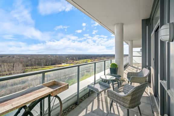 Niagara Falls Penthouse | Great Views | Gym | Luxe - Image 3