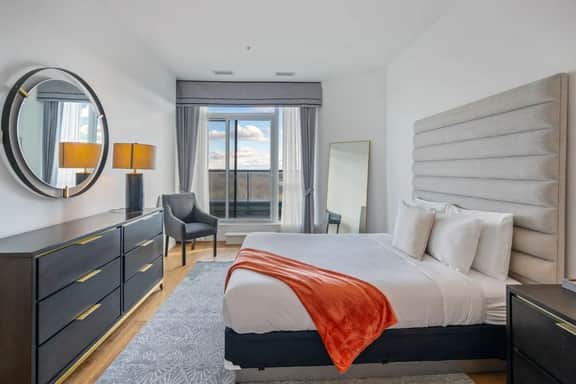 Niagara Falls Penthouse | Great Views | Gym | Luxe - Image 2