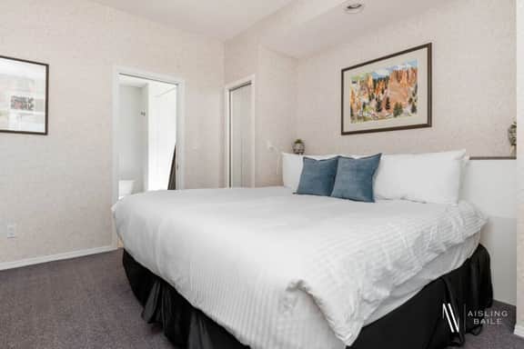 Riverside Twin "A" | Balcony | King Bed | Spacious - Image 3