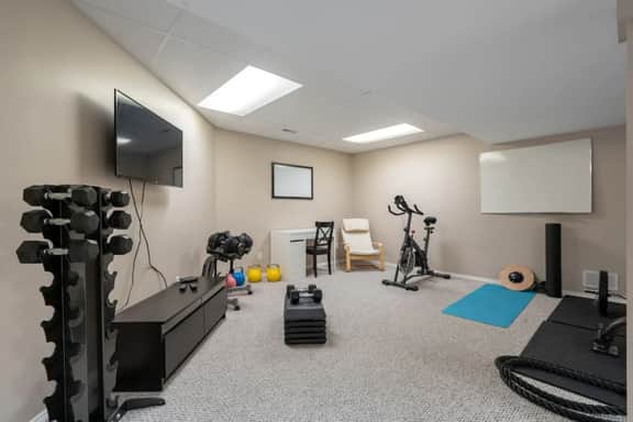 The Highland | Fenced Yard | Gym | Office | Pets - Image 4