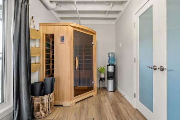 The Lioness | Sauna | Steam Shower | Jacuzzi Bath - Image 3